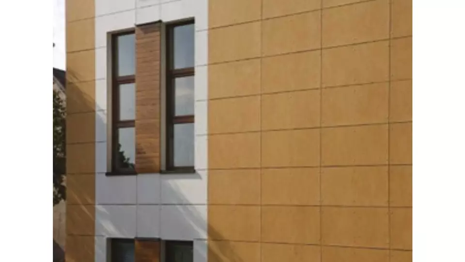 Moderní větraná fasáda s panelovými deskami na budově.