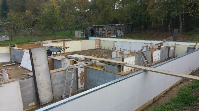Základová stěna s bedněním pro betonování na stavbě domu.