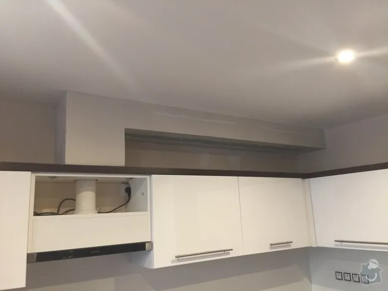 Montáž digestoře s odtahem do kuchyně ukazuje zapojení ventilace.