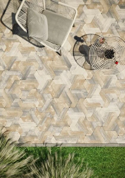 Geometrická dlažba terasy s nábytkem u domu