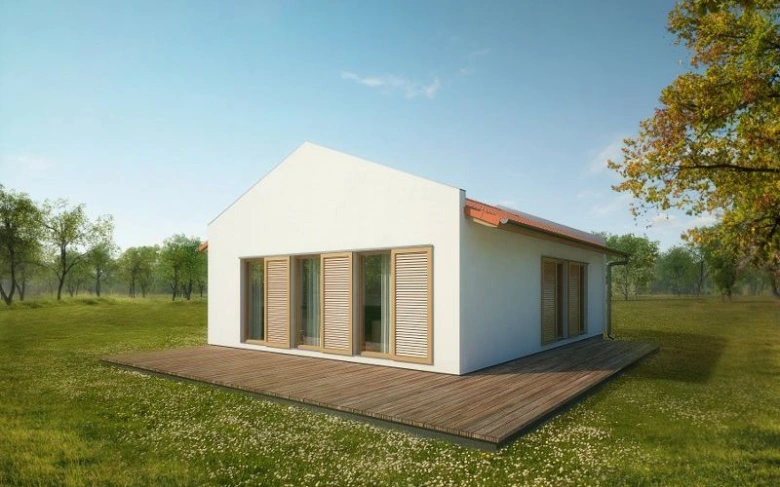 Moderní montovaný domek na trávníku s dřevěnou terasou.