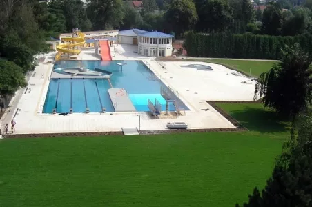 Venkovní bazén s vodními skluzavkami v Brně nebo Kohoutovicích.