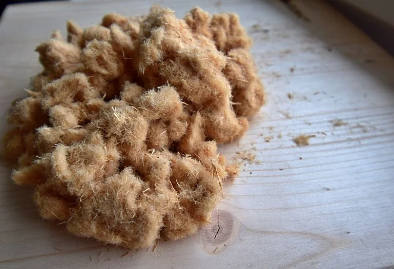 Husté vlákno dřevovaty na světlém dřevěném povrchu.