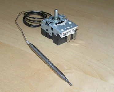 Mechanický termostat s teplotním sondou pro bojler.