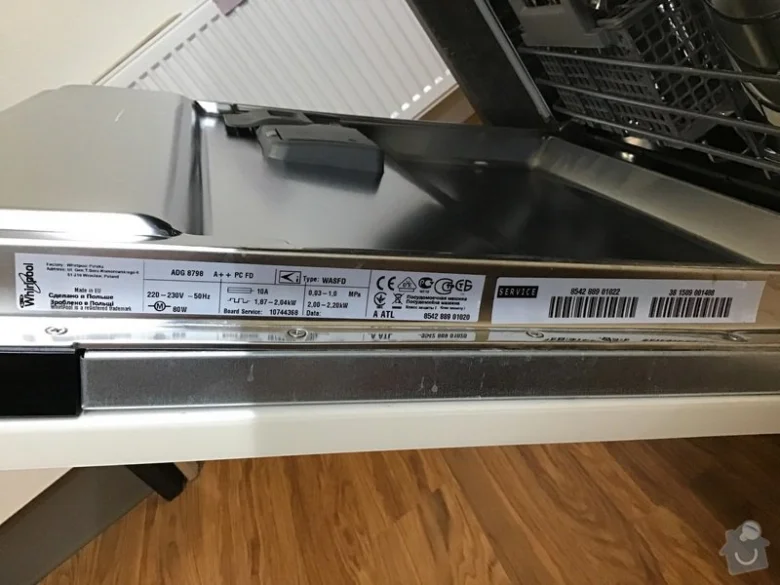 Blízký záběr na štítek myčky Whirlpool s technickými údaji.