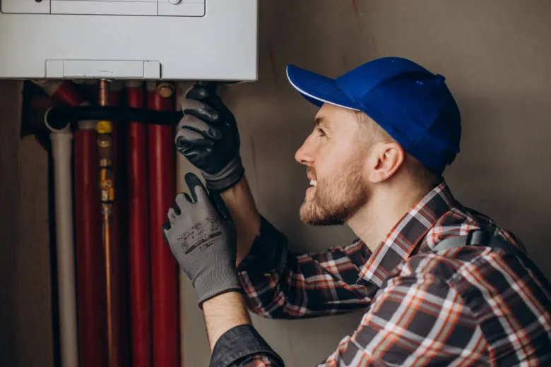 Montáž topného tělesa v domácnosti s instalací kotle.