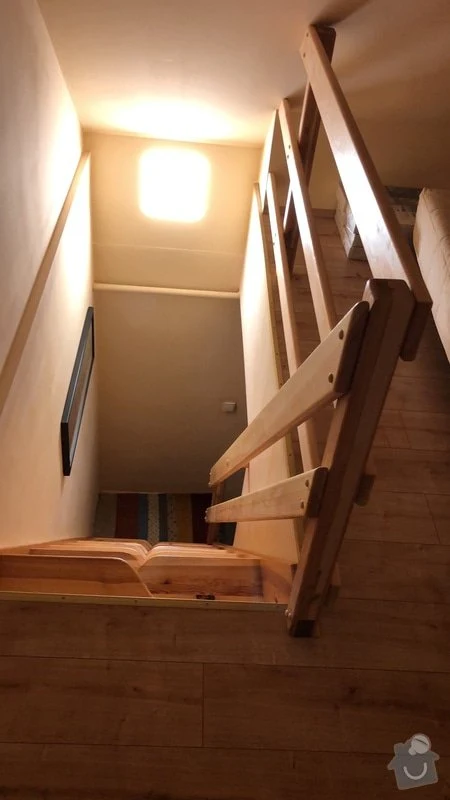 Částečně sestavené dřevěné schody s viditelnou konstrukcí a spoji.