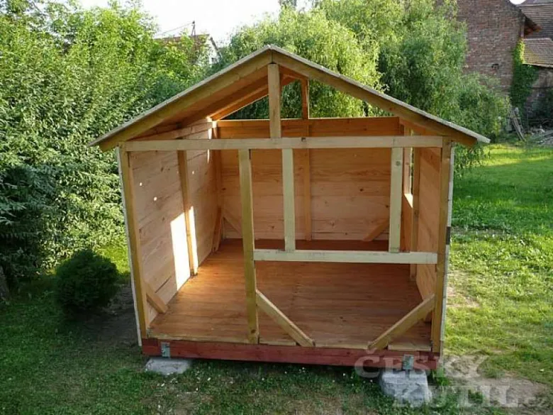 Dřevěný rámeček dětského zahradního domku ve fázi stavby.