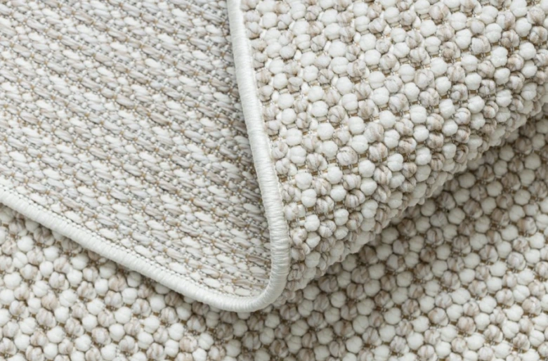 Detail texturovaného koberce v obývacím pokoji