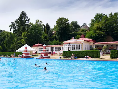 Venkovní bazén v koupališti Vřesina s lidmi ve vodě.