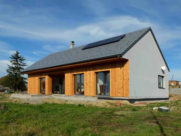 Moderní novostavba s fotovoltaickými panely na střeše.