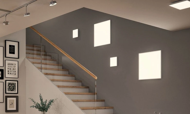Moderní schodiště s osvětlením v zdi pro chodbu.