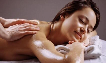 Žena relaxuje při masáži v sauně nebo bazénu.