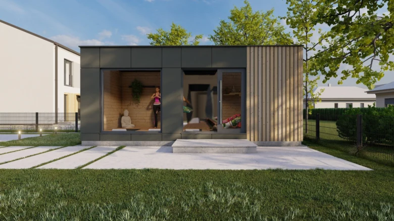 Moderní modulární dům s velkými okny v zahradním prostředí.