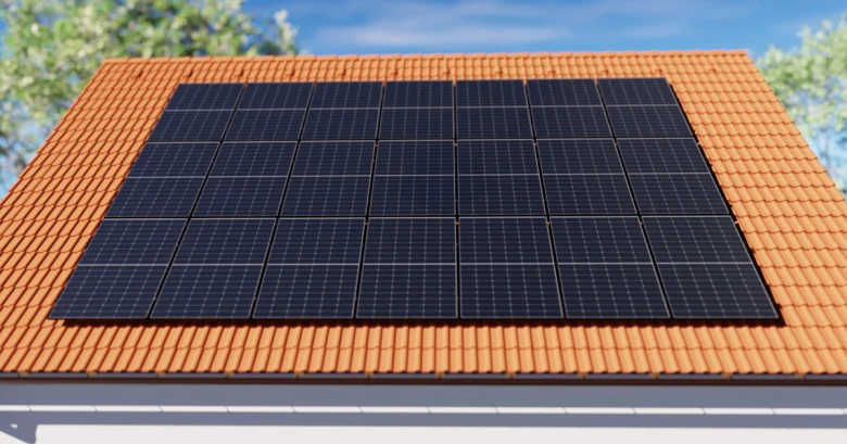 Fotografie fotovoltaických panelů na střeše rodinného domu.