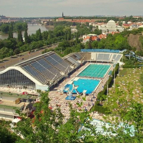 Venkovní plavecký bazén v Praze s krytým bazémem a divadlem