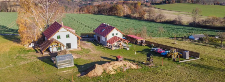 Venkovské domy na pozemku s poli v okolí.