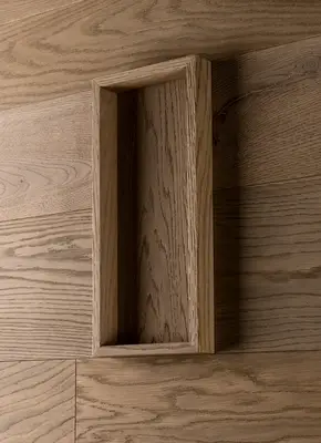 Detail dřevěného obložení stěn s vtaženým policem z dubu.