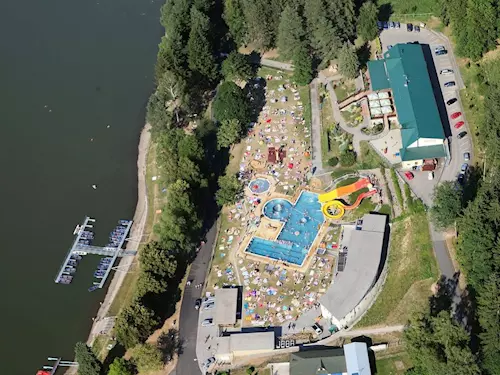 Pohled z letadla na aquapark s bazénem u jezera ve Zlínském kraji.