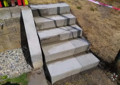 Nově betonované schody na zahradě ve fázi stavby.