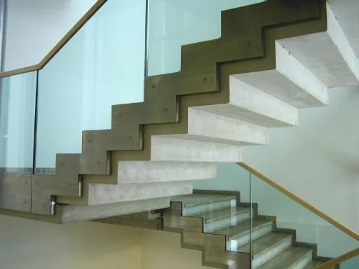 Moderní schodiště z lehčeného betonu s výhledem do interiéru.