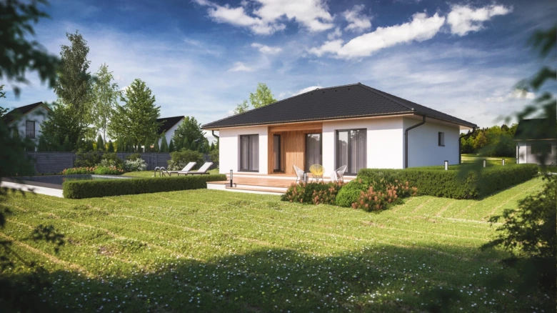 Moderní bílý bungalov s tmavou střechou na zelené trávě.