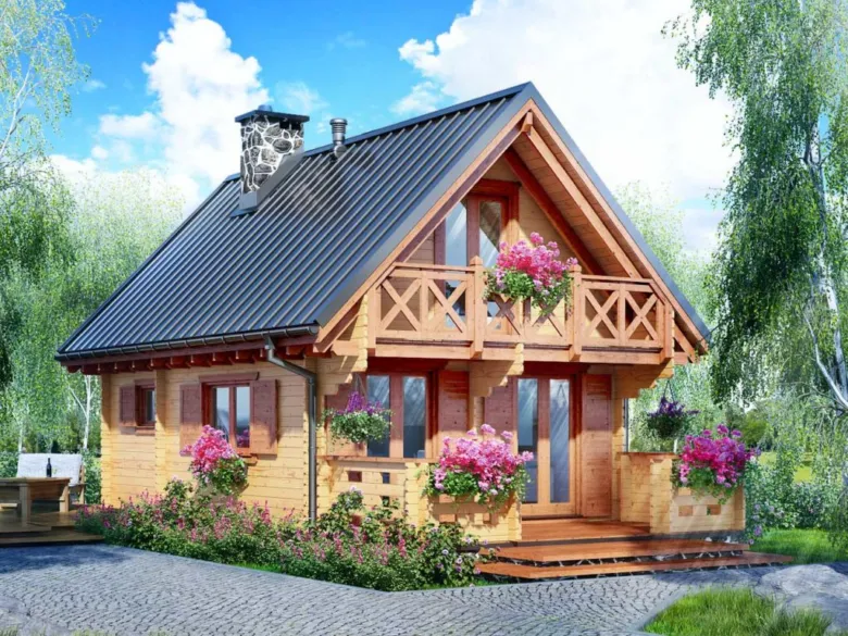 Dřevěná chata s balkonem a kvetoucími rostlinami.