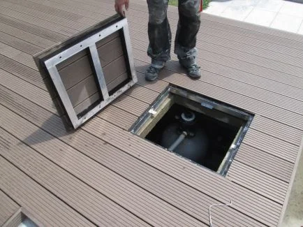 Instalace přístupové desky do dřevěné terasy s kompozitovými prkny.
