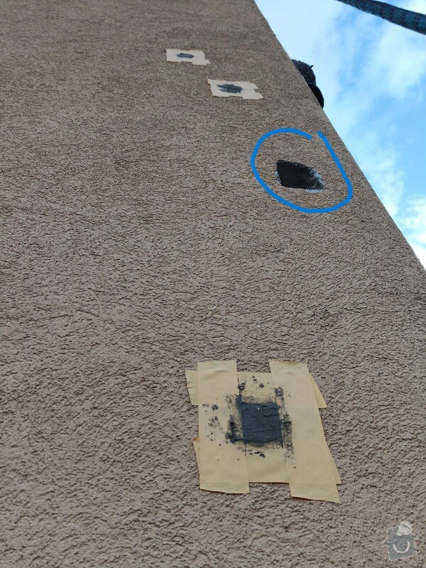 Testovací plochy na fasádě před opravou venkovního pláště.