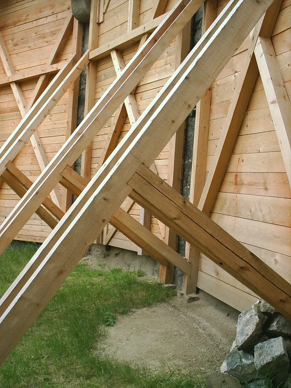 Tradiční dřevěné spoje v konstrukci budovy z tramu